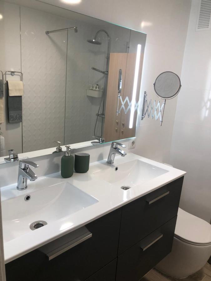 Apartamento totalmente reformado con piscina y jardines al lado de la playa de la Carihuela Torremolinos Exterior foto