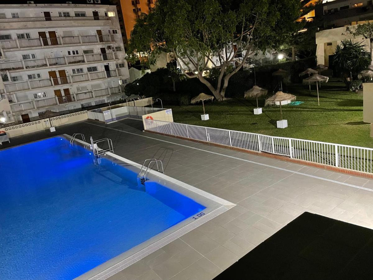 Apartamento totalmente reformado con piscina y jardines al lado de la playa de la Carihuela Torremolinos Exterior foto