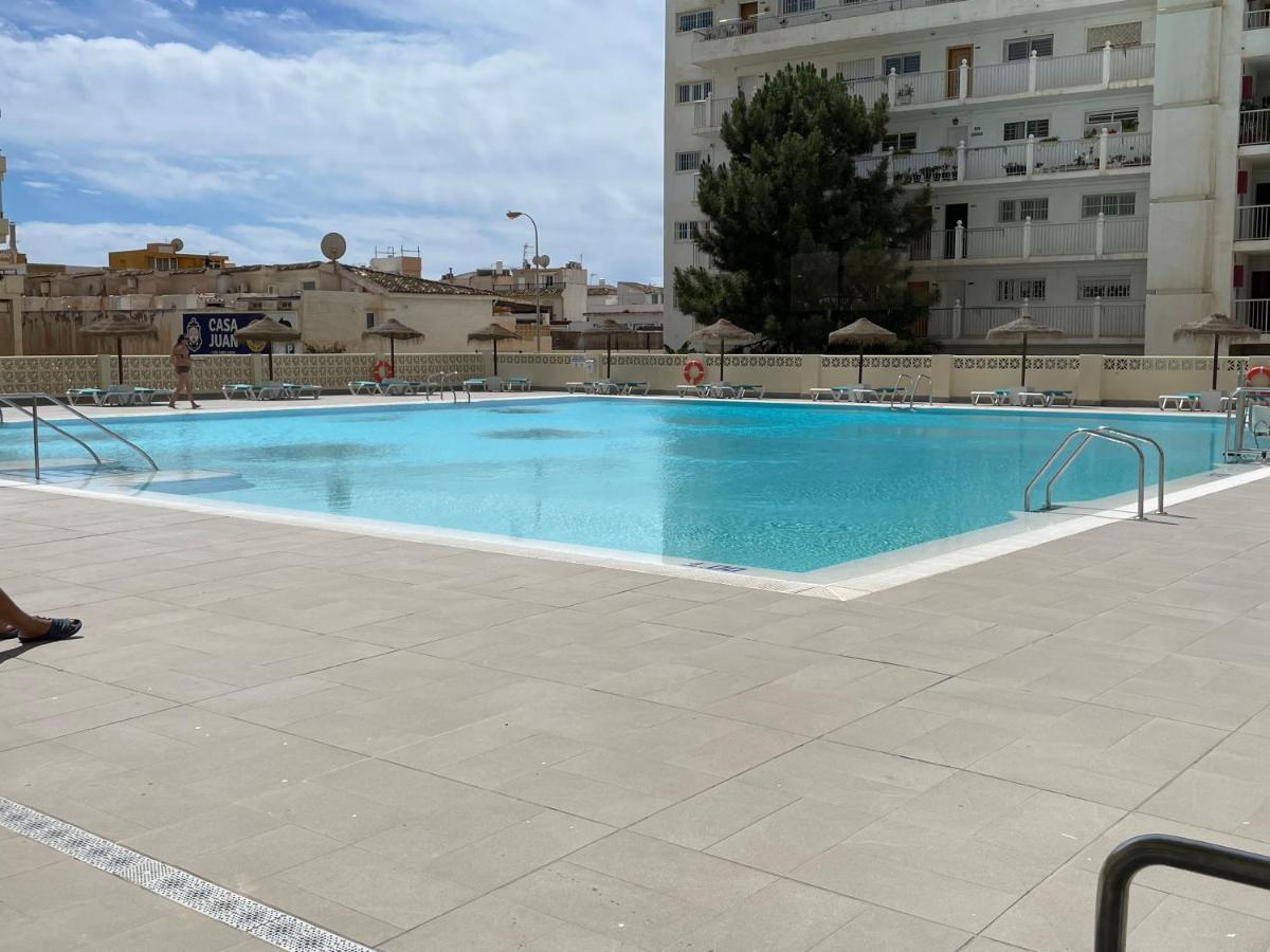 Apartamento totalmente reformado con piscina y jardines al lado de la playa de la Carihuela Torremolinos Exterior foto