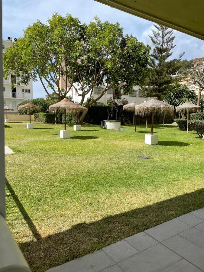 Apartamento totalmente reformado con piscina y jardines al lado de la playa de la Carihuela Torremolinos Exterior foto