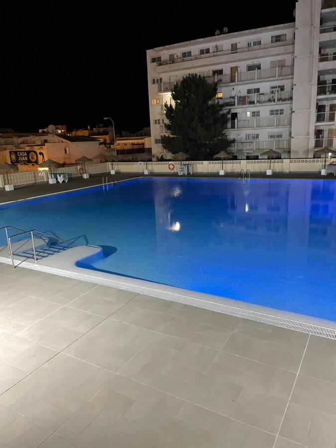 Apartamento totalmente reformado con piscina y jardines al lado de la playa de la Carihuela Torremolinos Exterior foto