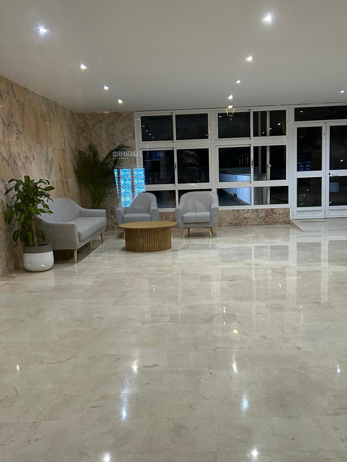 Apartamento totalmente reformado con piscina y jardines al lado de la playa de la Carihuela Torremolinos Exterior foto
