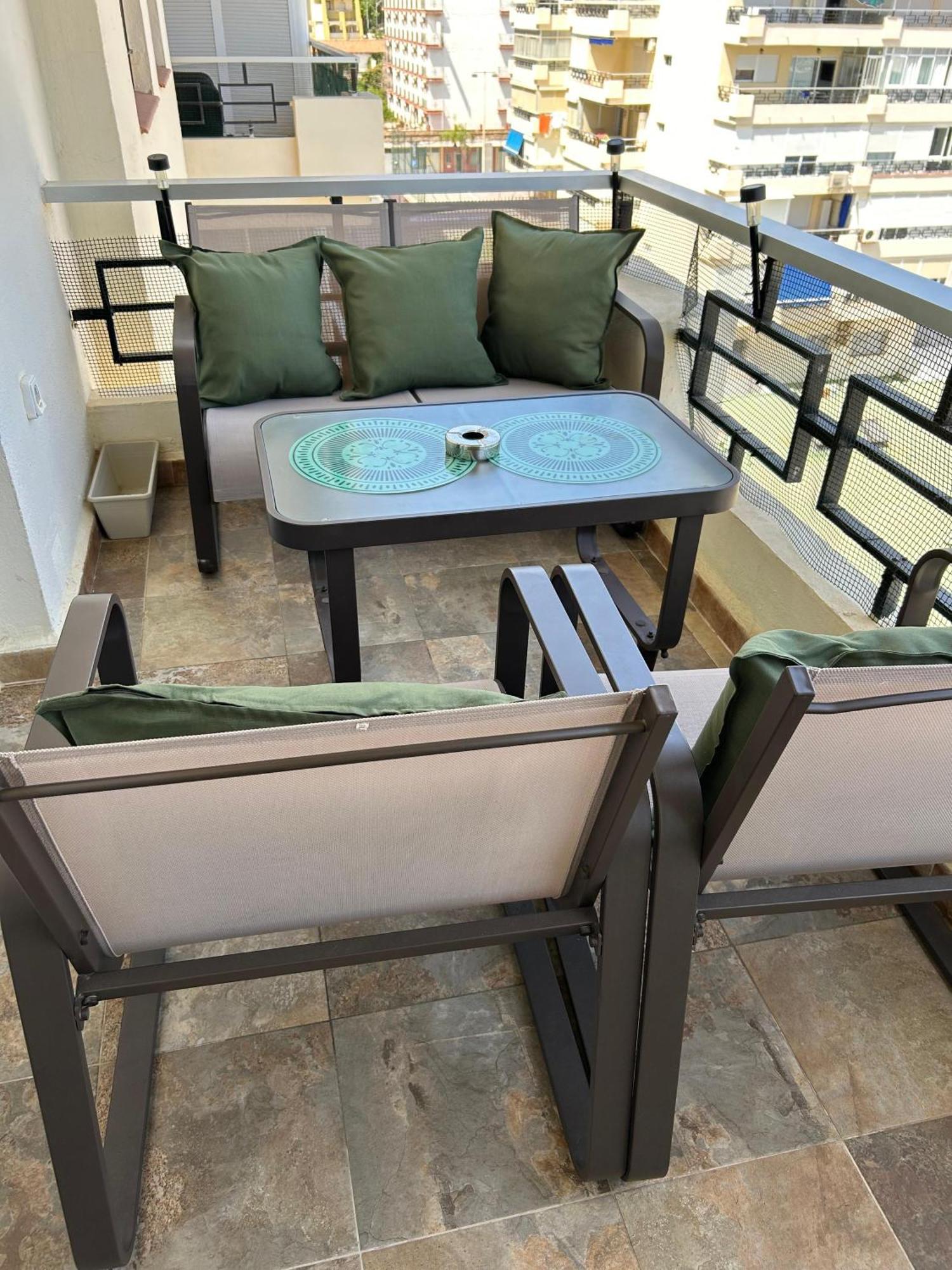Apartamento totalmente reformado con piscina y jardines al lado de la playa de la Carihuela Torremolinos Exterior foto