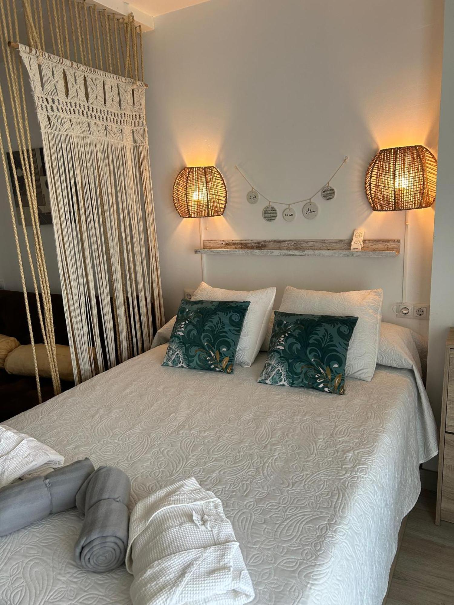 Apartamento totalmente reformado con piscina y jardines al lado de la playa de la Carihuela Torremolinos Exterior foto
